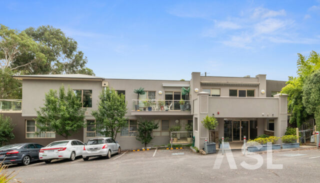 宽敞的两居室公寓，带宽敞的起居空间和阳台，位置照片