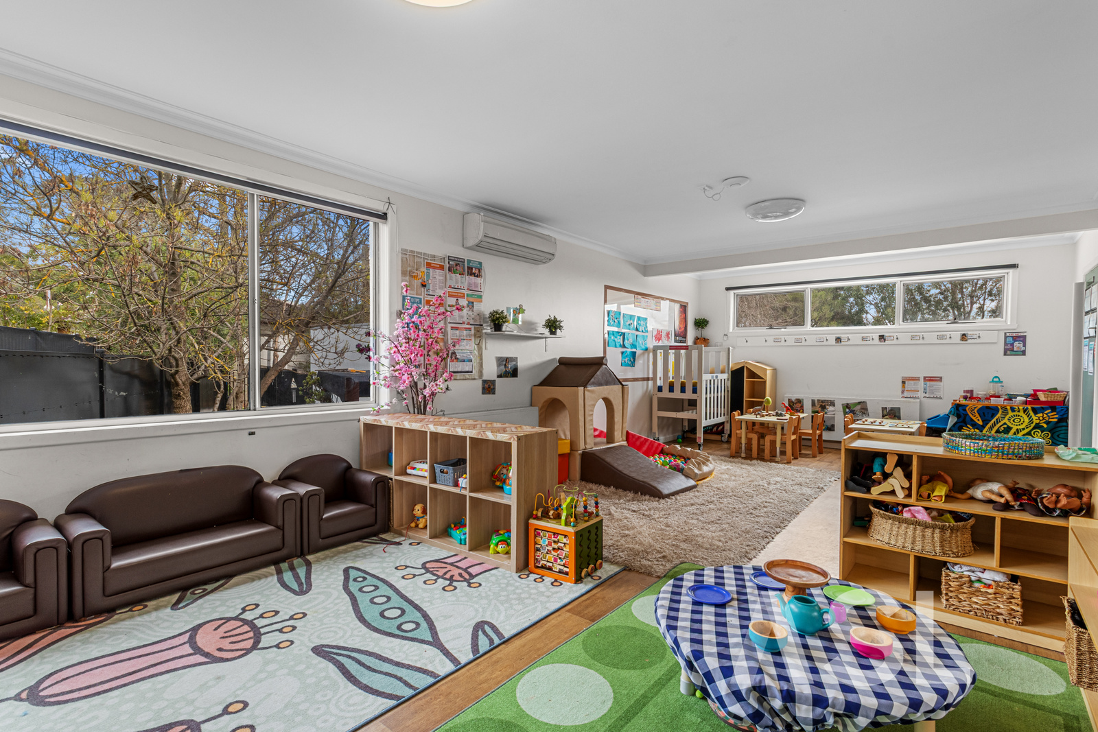 027_Open2view_ID1023488-247_-_249_High_Street